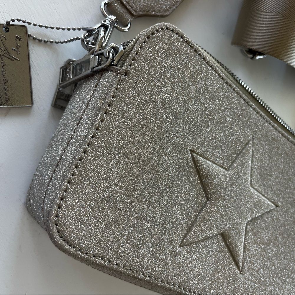 VINTAGE HAVANA Gold Metallic Star Crossbody Bag; NWOT! Perfect Size
8x5x3 inches - Picture 4 of 9